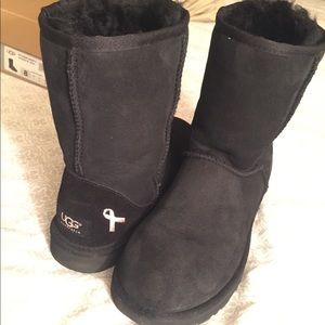 Black short ugg